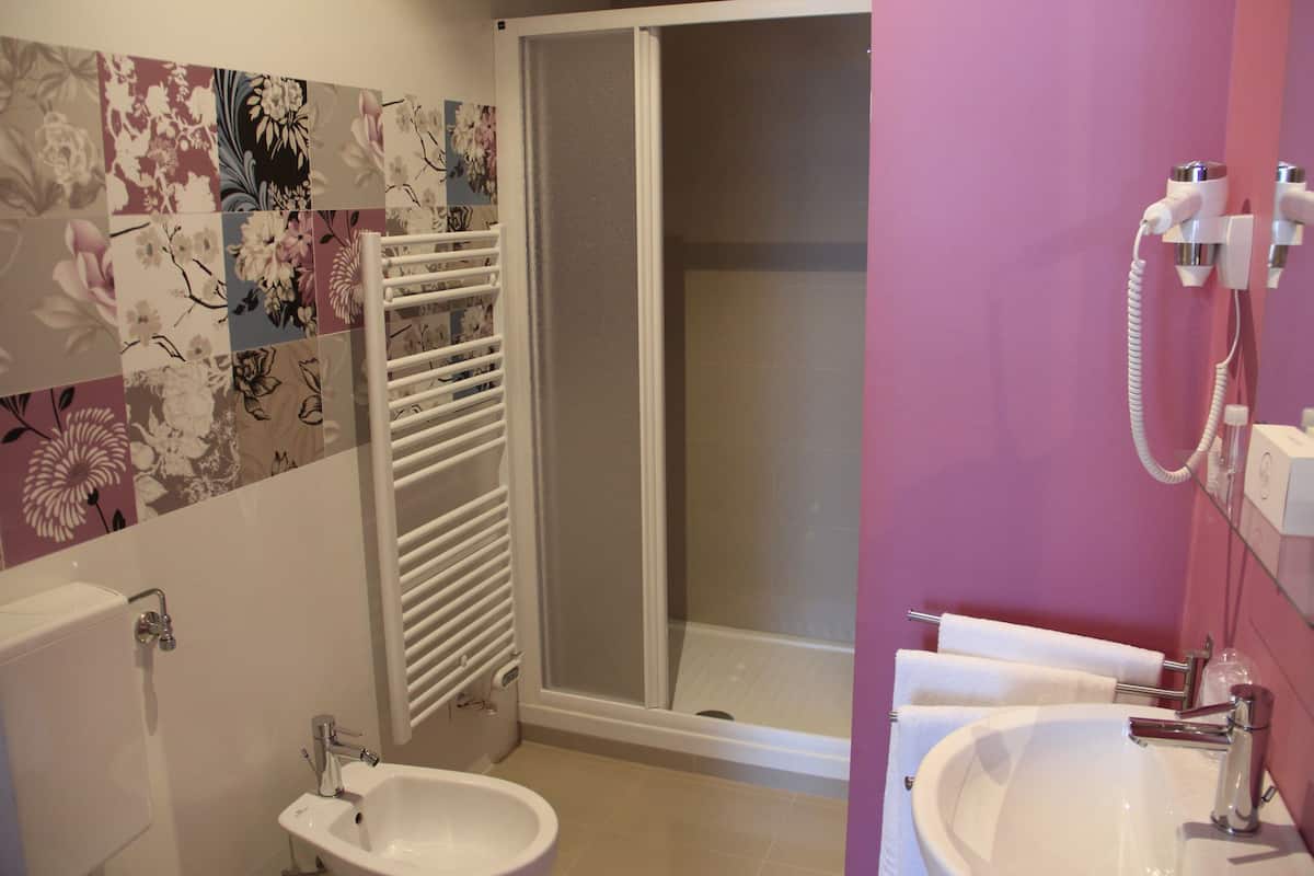 Comfort Triple Room | Bathroom