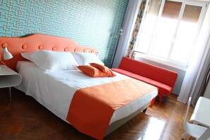 Brankas, meja kerja, dan tempat tidur bayi (biaya tambahan)