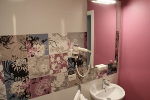Shower, free toiletries, hair dryer, bidet - Locanda Al Volo Tor Bandena (Trieste)