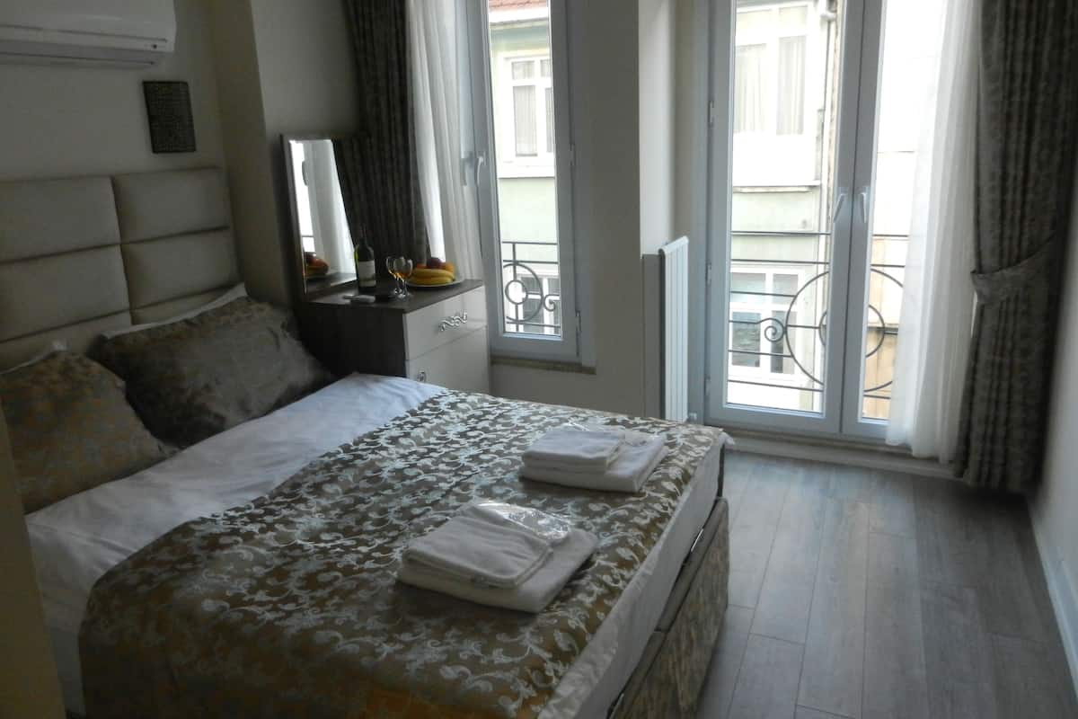 1 bedroom, premium bedding, minibar, desk