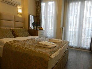 Dubbelrum - utsikt mot staden | Sängtillbehör av högsta kvalitet, minibar, skrivbord och ljudisolering