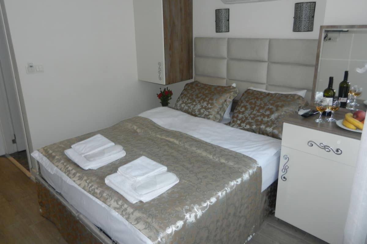 1 bedroom, premium bedding, minibar, desk