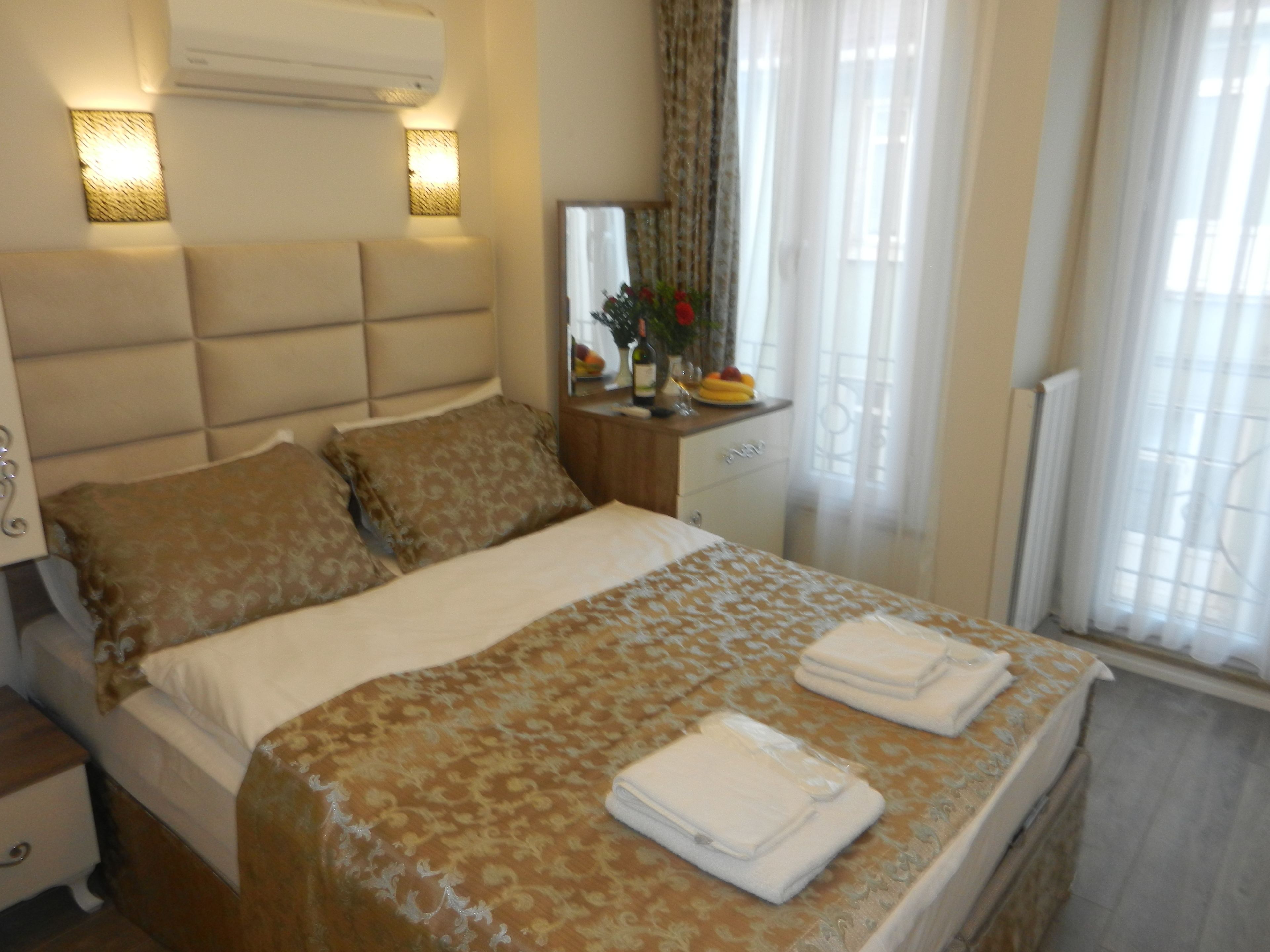 Habitación doble, vista a la ciudad | Ropa de cama de alta calidad, minibar, escritorio y insonorización 