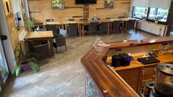 42-inch flat-screen TV with satellite channels, TV, Netflix