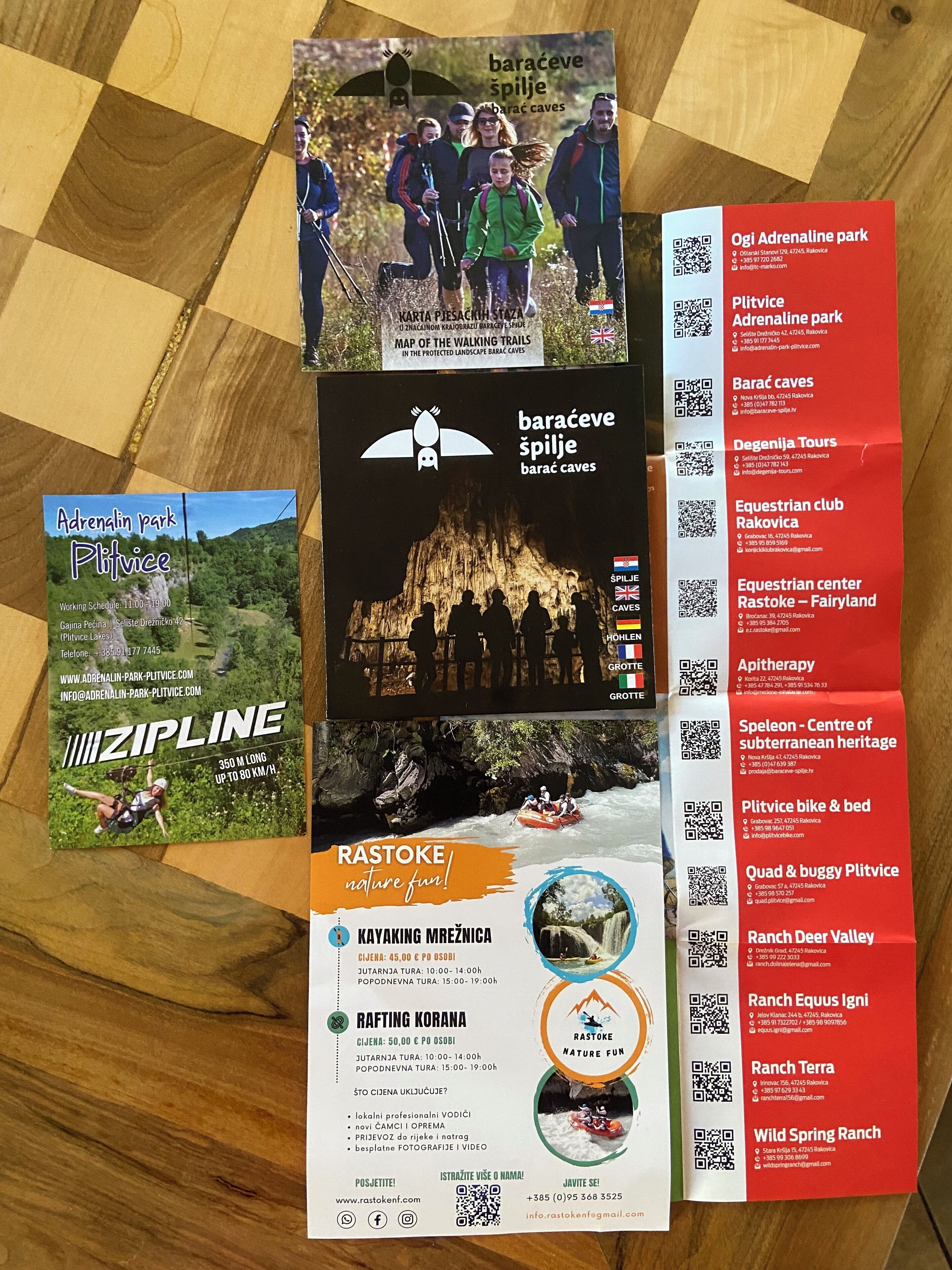 Une série de brochures présentant les activités et les services de plein air proposés par Raskoke Nature Fun, notamment la tyrolienne, le rafting et le kayak.