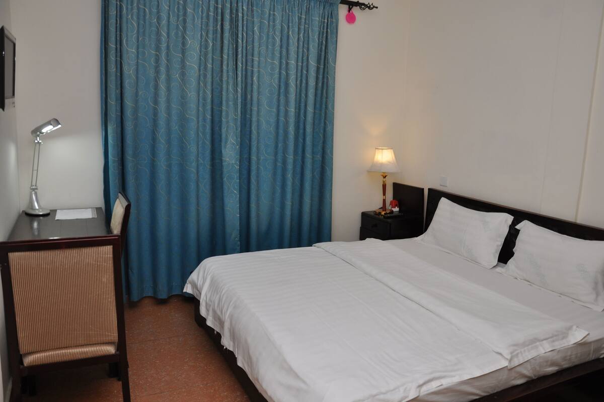 Quarto (Privilege Double) | Cofres nos quartos, escrivaninha, cortinas blackout
