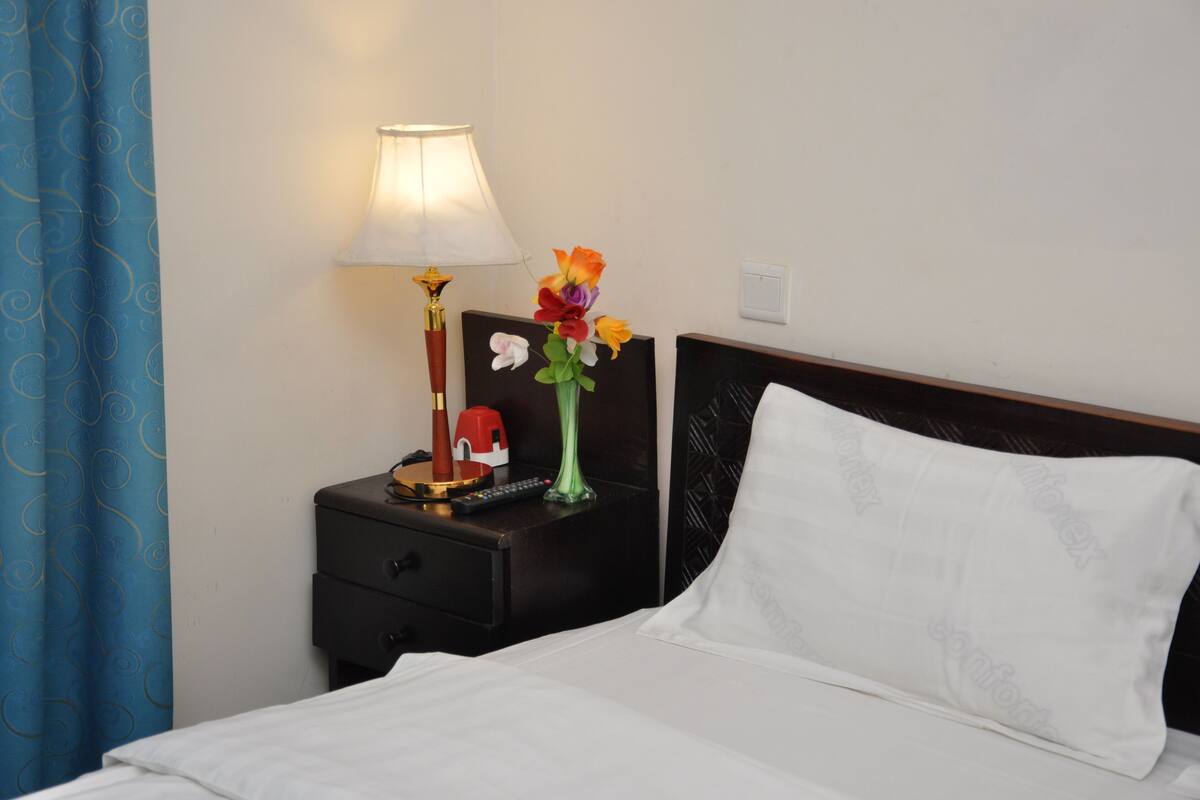 Quarto conforto (Privilege) | Cofres nos quartos, escrivaninha, cortinas blackout