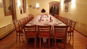 Phục vụ bữa trưa và bữa tối 