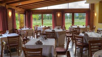 Déjeuner et dßner servis sur place, spécialités Cuisine régionale