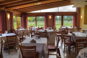 Déjeuner et dîner servis sur place, spécialités Cuisine régionale