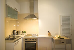 Suíte luxo, 2 quartos, vista para a cidade | Cozinha privada | Geladeira, micro-ondas, fogão, cooktop