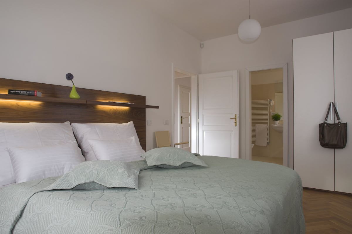 Suite Deluxe, 2 habitaciones, vista a la ciudad | 1 habitación, caja de seguridad en la habitación y escritorio