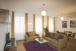 Suite Deluxe, 2 chambres, vue ville | Coin séjour