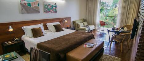 Minibar, caja de seguridad en la habitación y escritorio