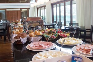 Café da manhã com buffet grátis todos os dias