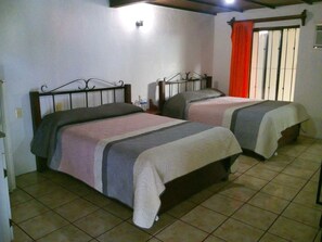 Escritorio, wifi gratis, ropa de cama