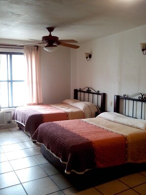 Habitación estándar, 2 camas dobles | Escritorio, wifi gratis, ropa de cama