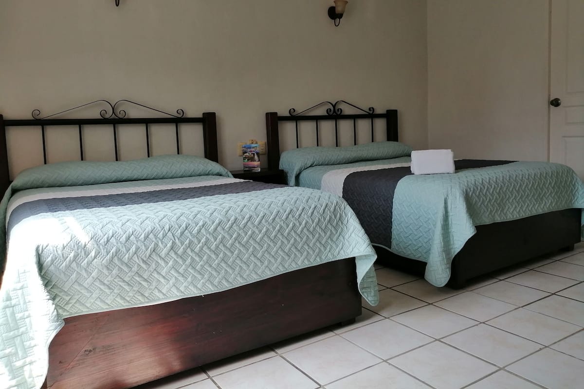 Habitación estándar, 2 camas matrimoniales | Escritorio, wifi gratis y ropa de cama