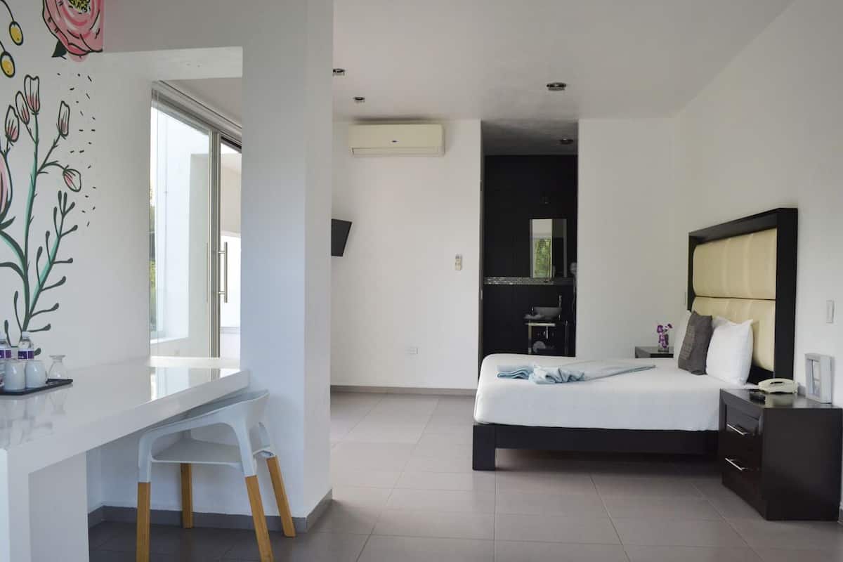 King Herencia | 1 bedroom, individually decorated, individually furnished, desk