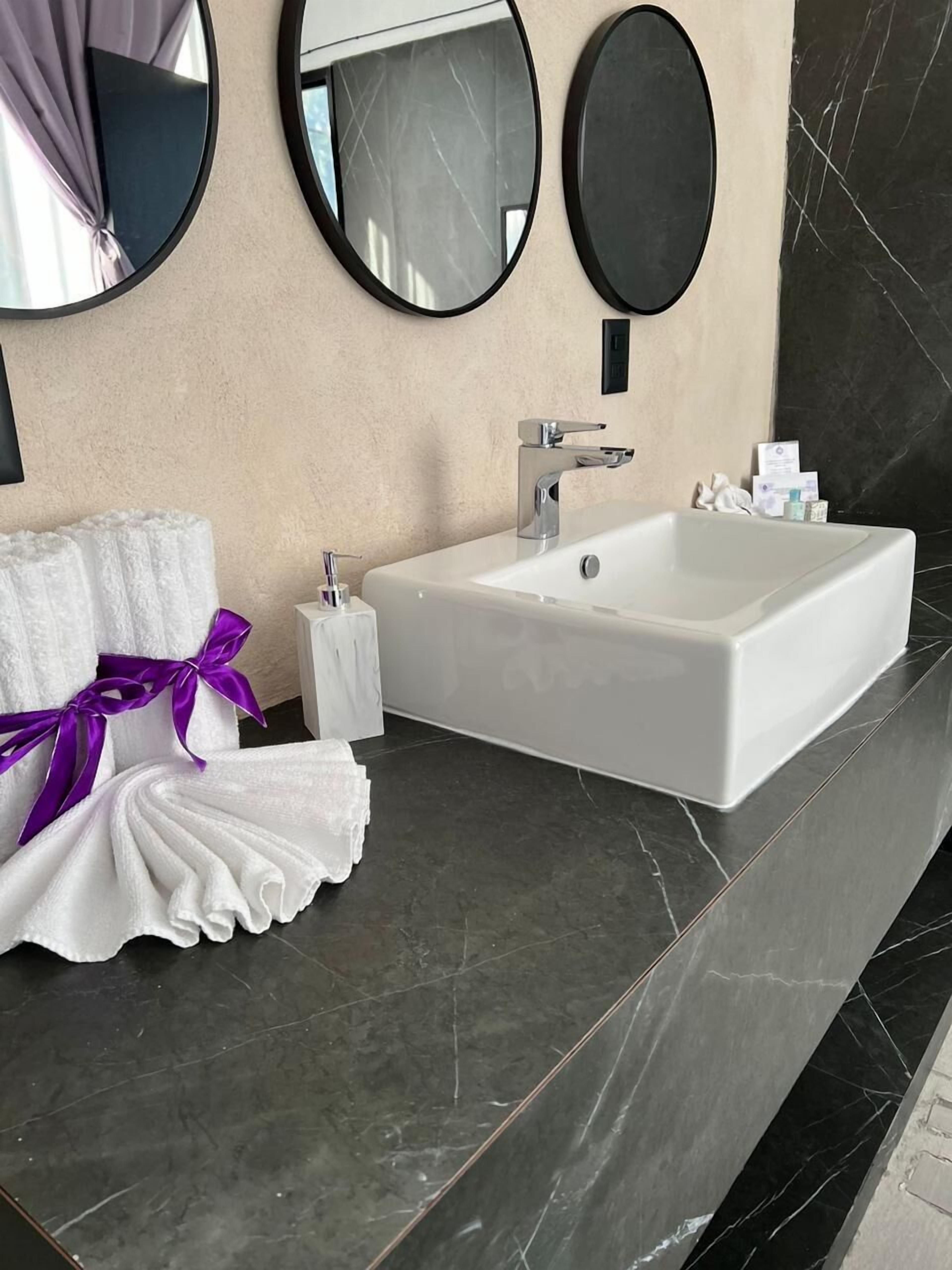 ruedo king w/fan | 1 bedroom, individually decorated, individually furnished, desk