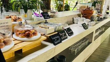 Desayuno a la carta todos los días (con cargo)