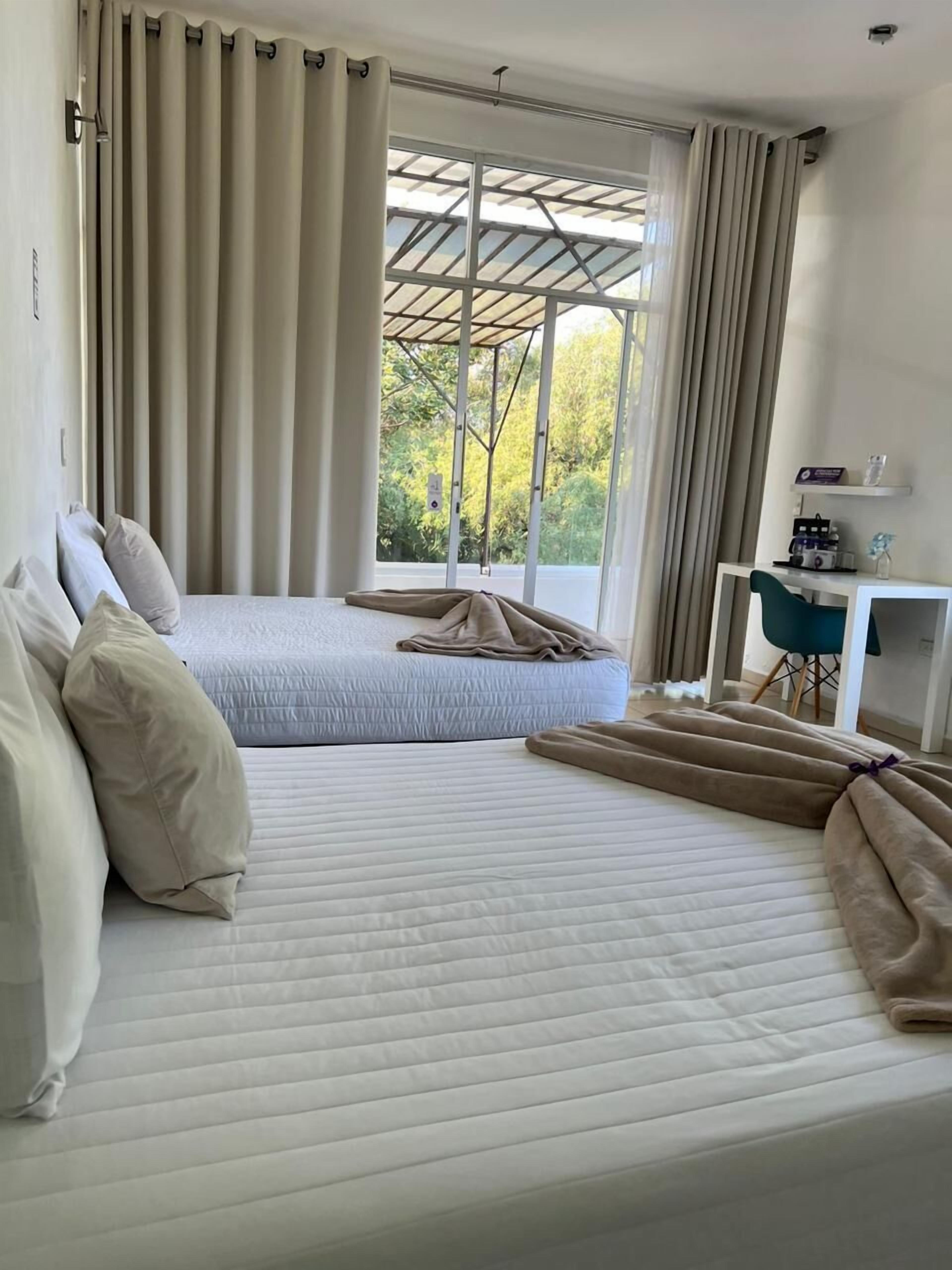 Doble Herencia | Decoración individual, mobiliario individual, escritorio y wifi gratis