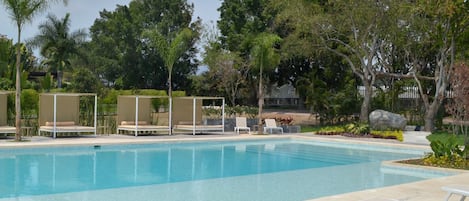 3 piscinas al aire libre (de 09:00 a 21:00), sombrillas, tumbonas