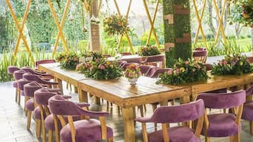 Se sirven desayunos, comidas y cocina internacional