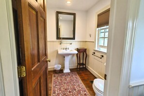 Standard Double Room, Ensuite, Courtyard View (The Brandywine Suite) | Bathroom