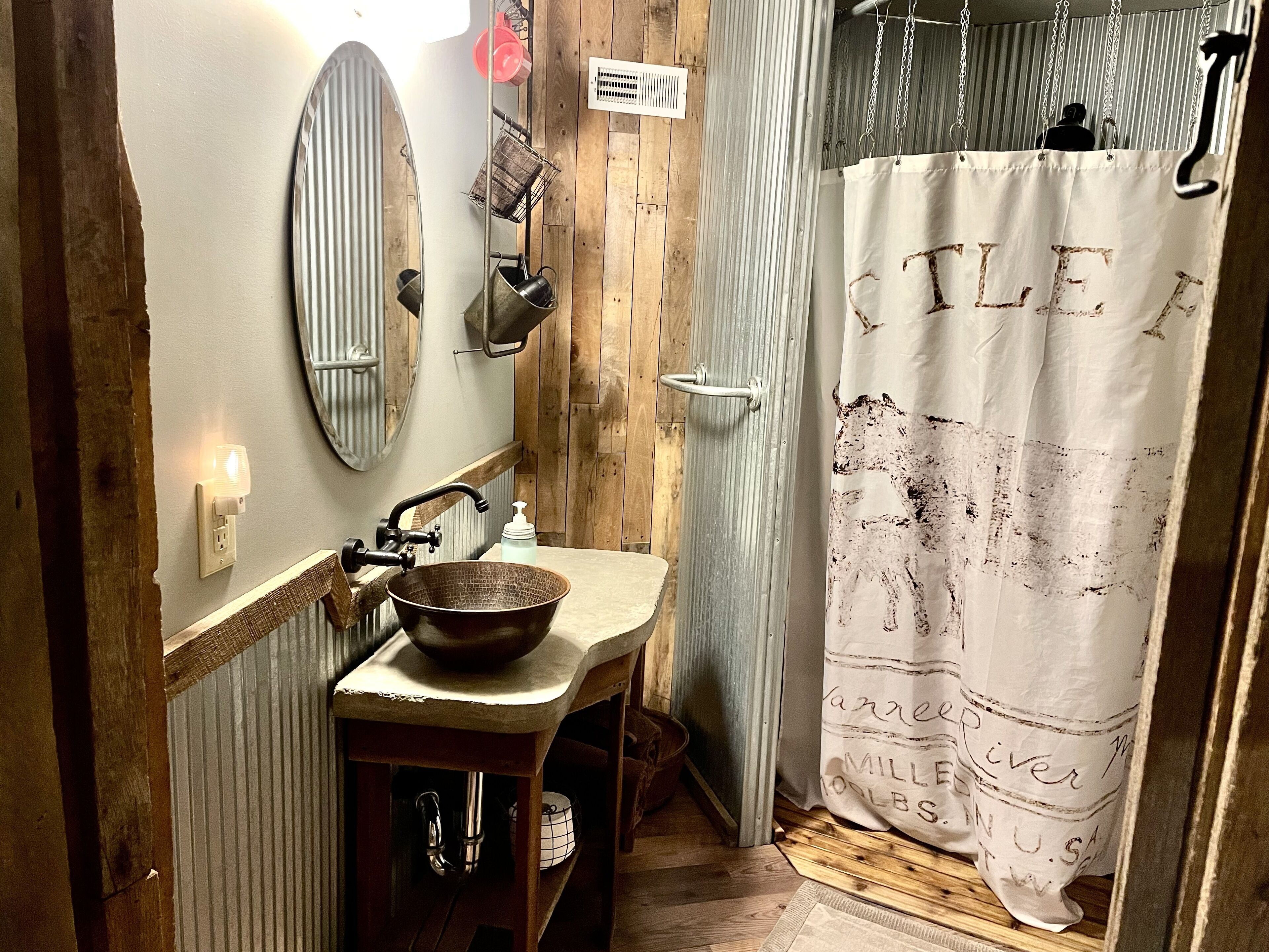 room, private bathroom (amish country comfort 1) | bathroom | shower, free toiletries, towels