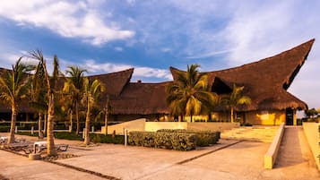 En la playa y playa de arena negra