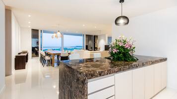 Preferred Club Presidential Suite Ocean Front | Cuisine privée | Cafetière/bouilloire, tables à manger