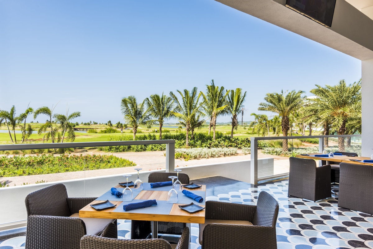 5 restaurants, breakfast, lunch, dinner served; Italian cuisine