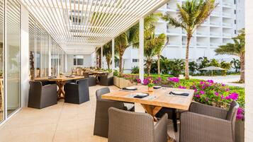 5 restaurantes; se sirven desayunos, comidas y cenas
