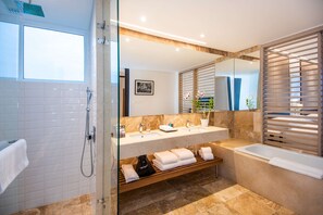 Tina y regadera independientes y amenidades de baño gratuitas 