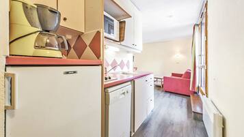 Studio (Select 4 persons) | Dapur pribadi | Lemari es, microwave, kompor, dan mesin pencuci piring