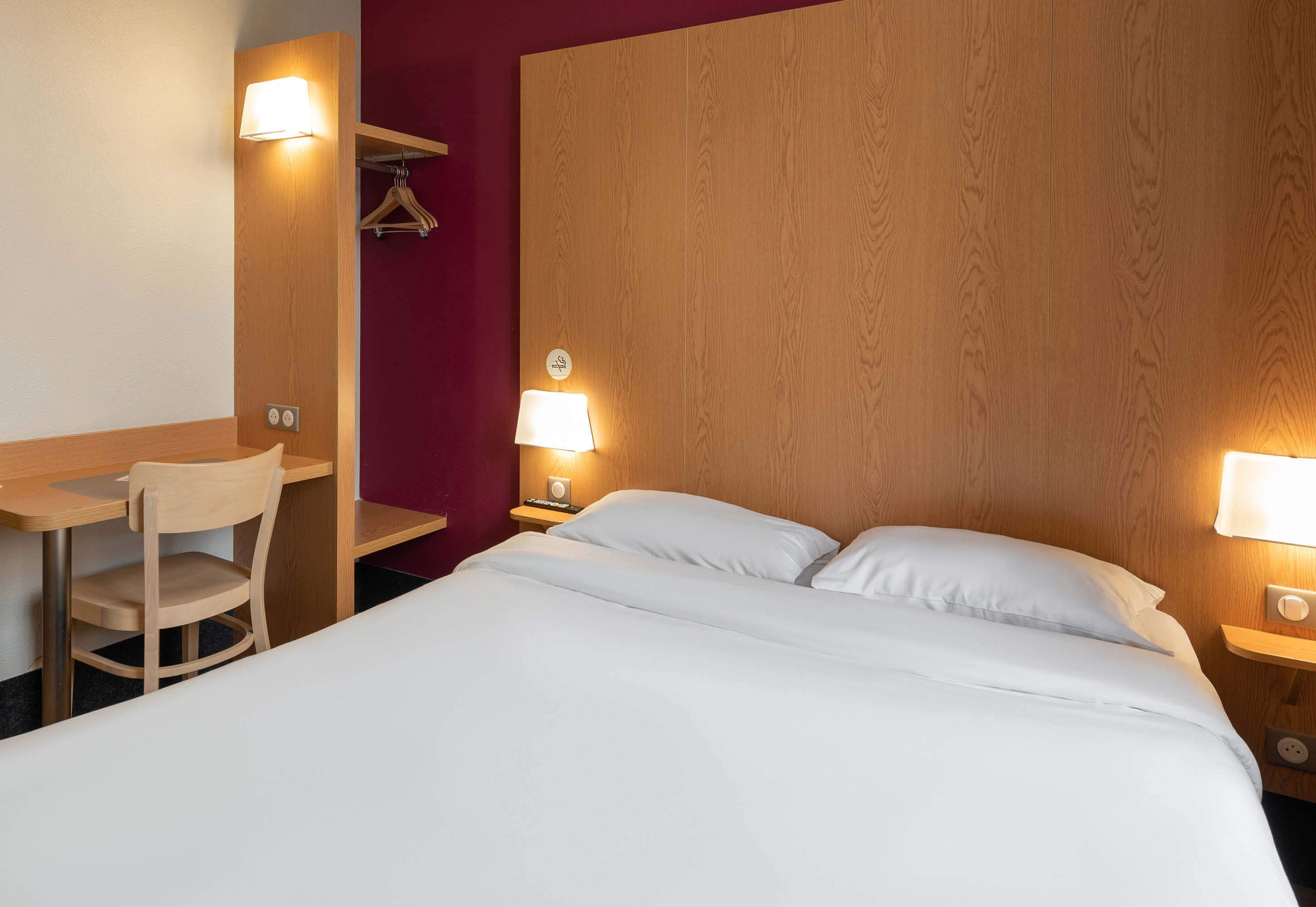 desk, soundproofing, free cots/infant beds, free wifi