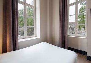 Desk, soundproofing, free cribs/infant beds, free WiFi