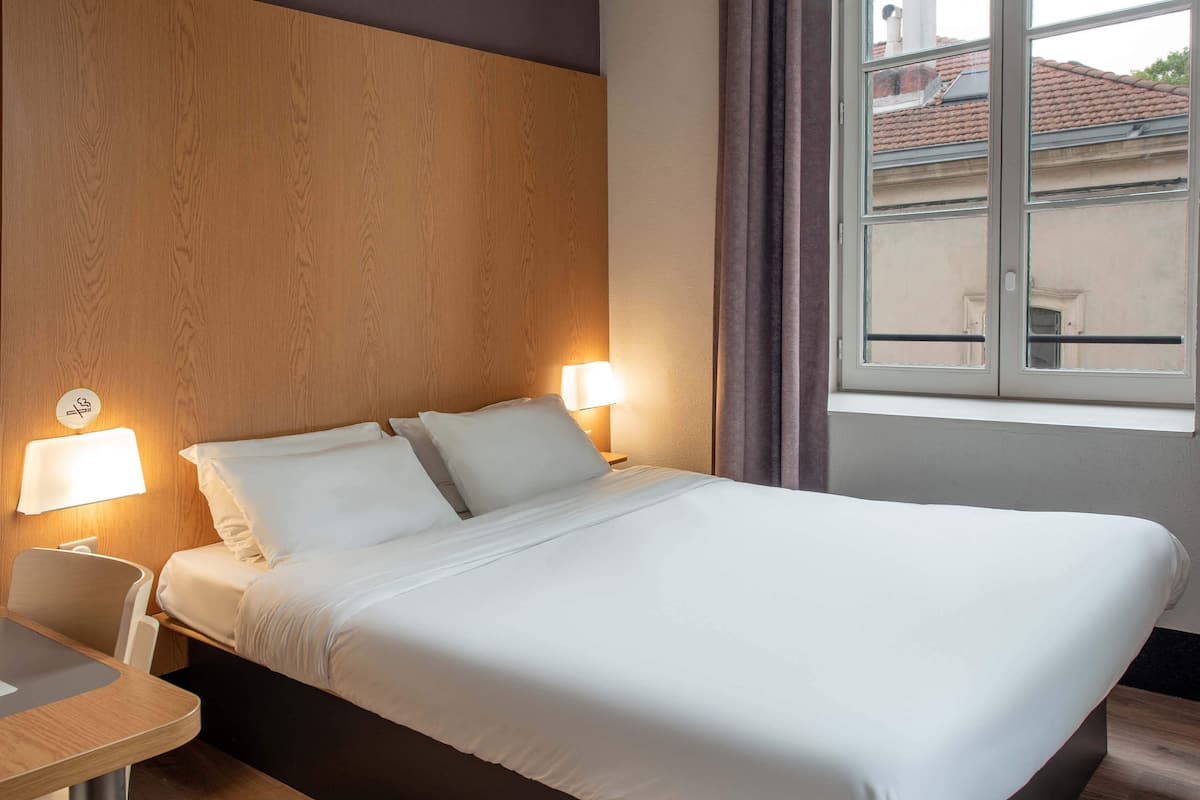 Bureau, chambres insonorisées, lits bébé (gratuits), Wi-Fi gratuit
