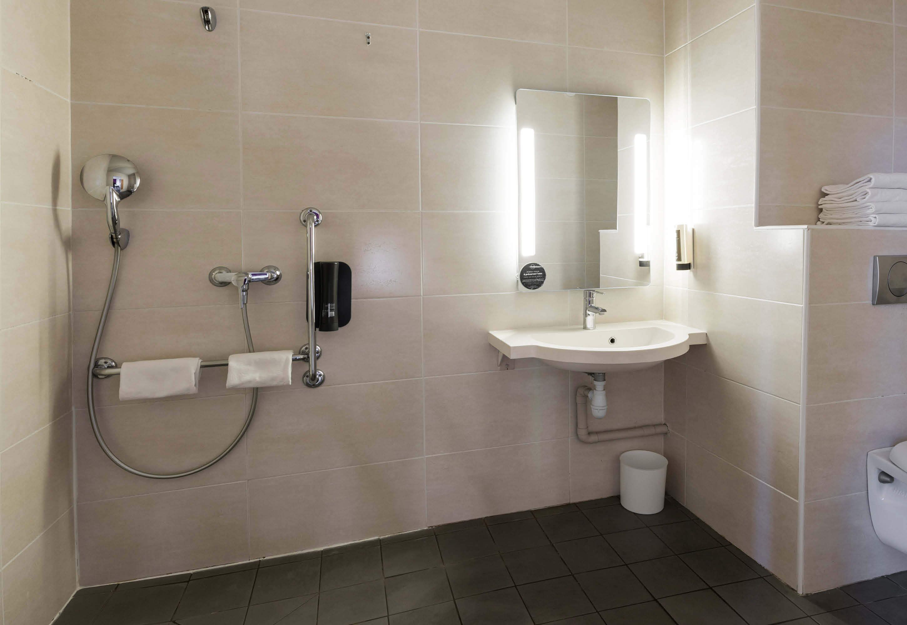 triple room, mobility accessible, non smoking | bathroom | shower, towels