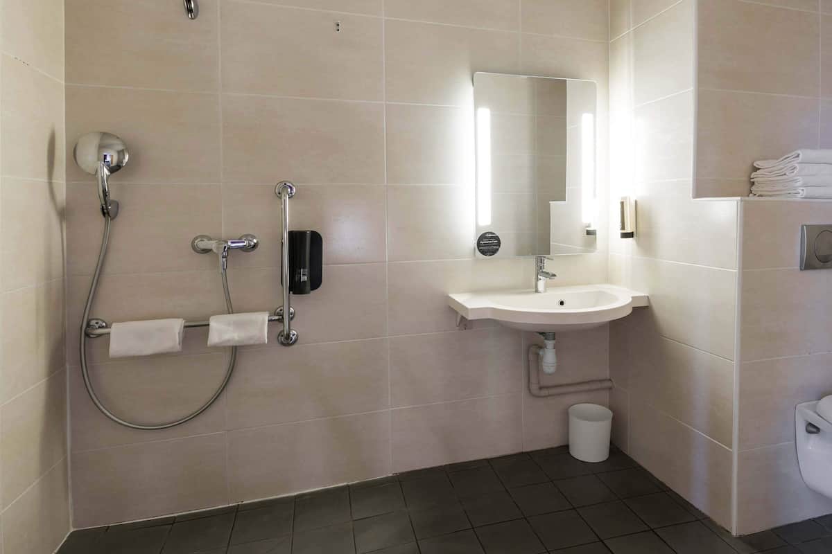 triple room, mobility accessible, non smoking | bathroom | shower, towels