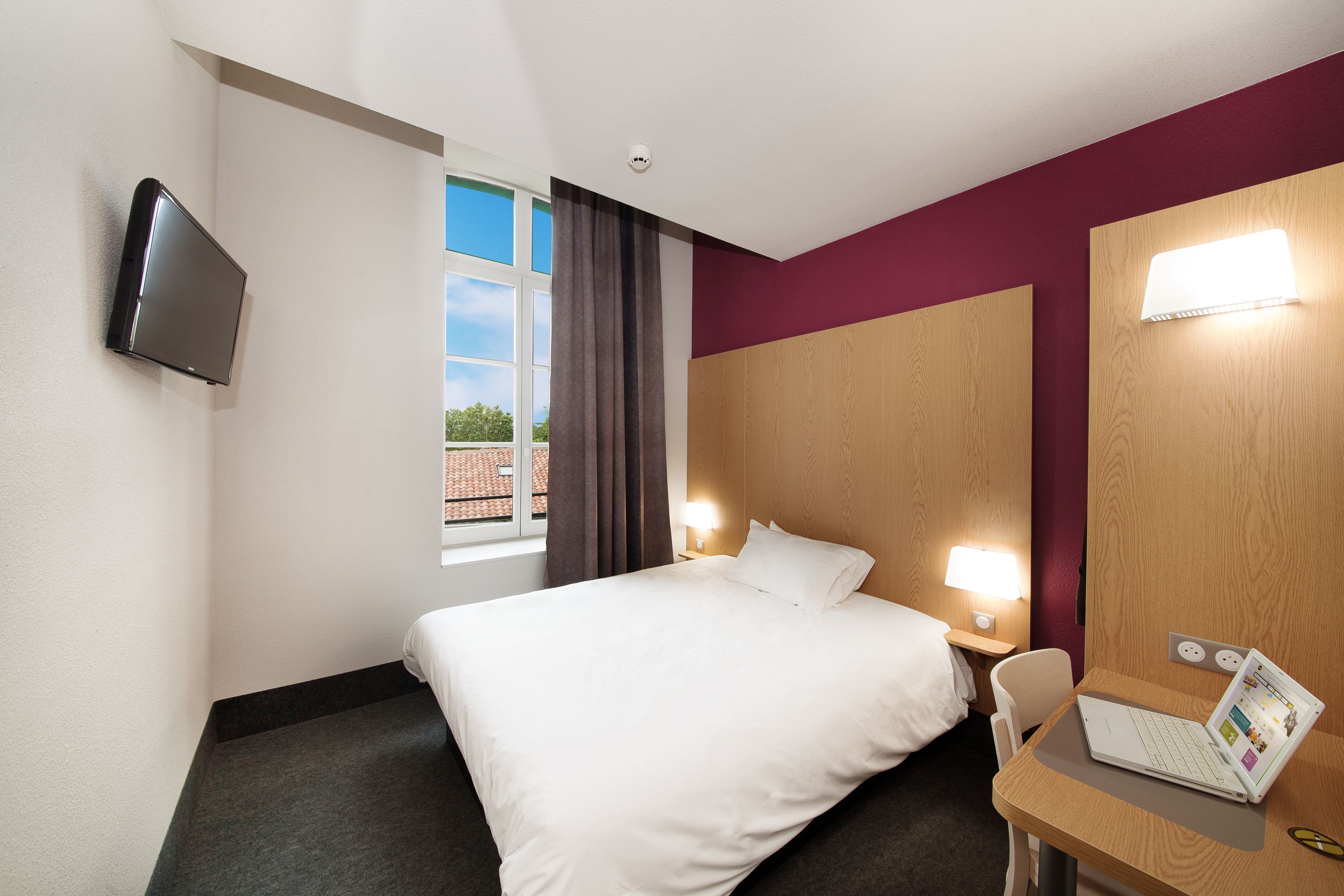 desk, soundproofing, free cots/infant beds, free wifi