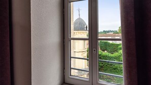 A window with a view of a building with a dome and a balcony. - B&B HOTEL Castres Centre Gambetta (Castres)