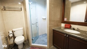 Standard-Doppelzimmer | Badezimmer | Dusche, Handtücher