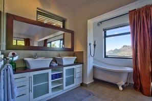 Douche, articles de toilette gratuits, sèche-cheveux, peignoirs
