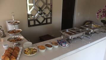 Desayuno completo diario (ZAR 100 por persona)