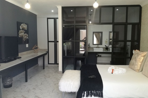 Supreme Queen | 1 bedroom, premium bedding, pillowtop beds, in-room safe