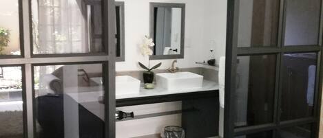 Supreme Queen | Badrum | Dusch, regndusch, gratis toalettartiklar och hårtork