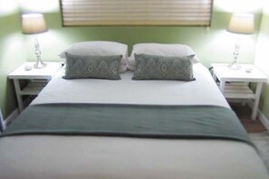 Self-Catering House  | 6 bedrooms, desk, iron/ironing board, free WiFi - 16 On Main Arniston (Arniston)