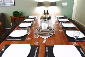 Casa estándar, 6 habitaciones | Servicio de comidas en la habitación